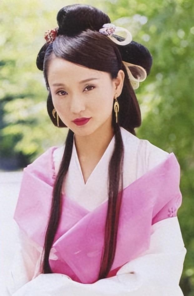 初恋败给蒋雯丽，与耿乐7年恋情也无果，如今孔琳57岁男友是铁佛