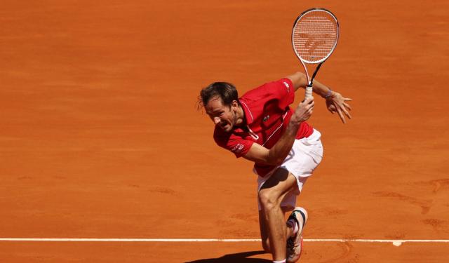 KY开云官网体育下载-梅德维德夫结束“三大赛”8连败 “红土天残”开窍了？