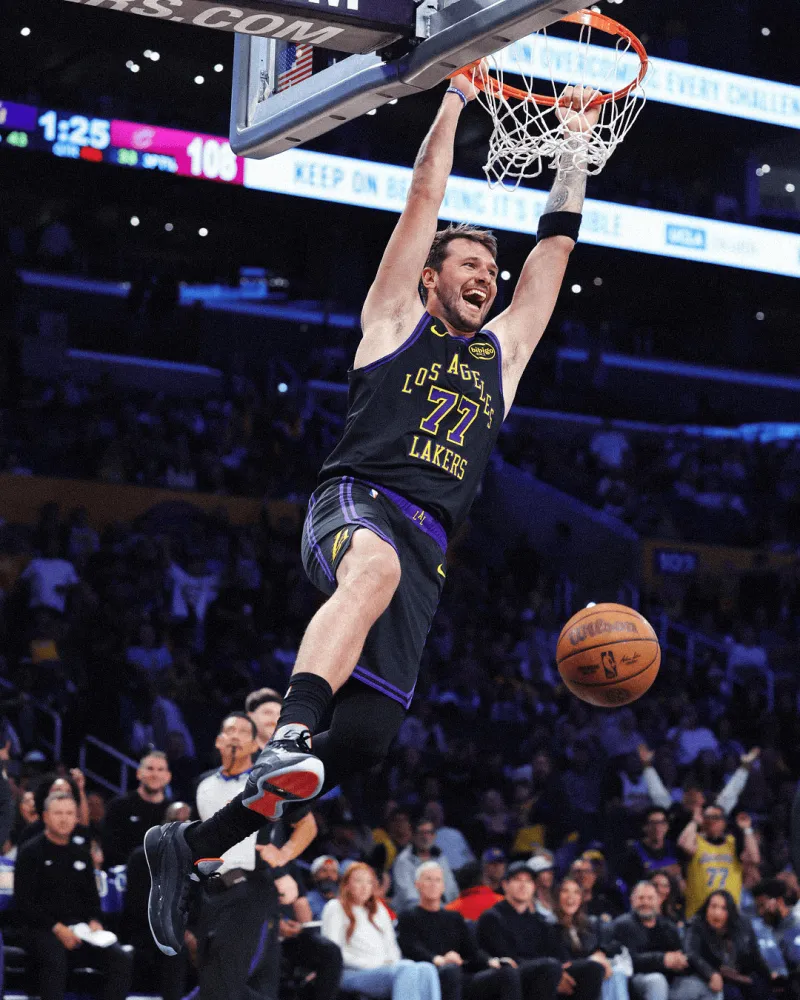 双手爆扣！NBA官方晒出东契奇今日双手飞扣照：微笑的卢卡